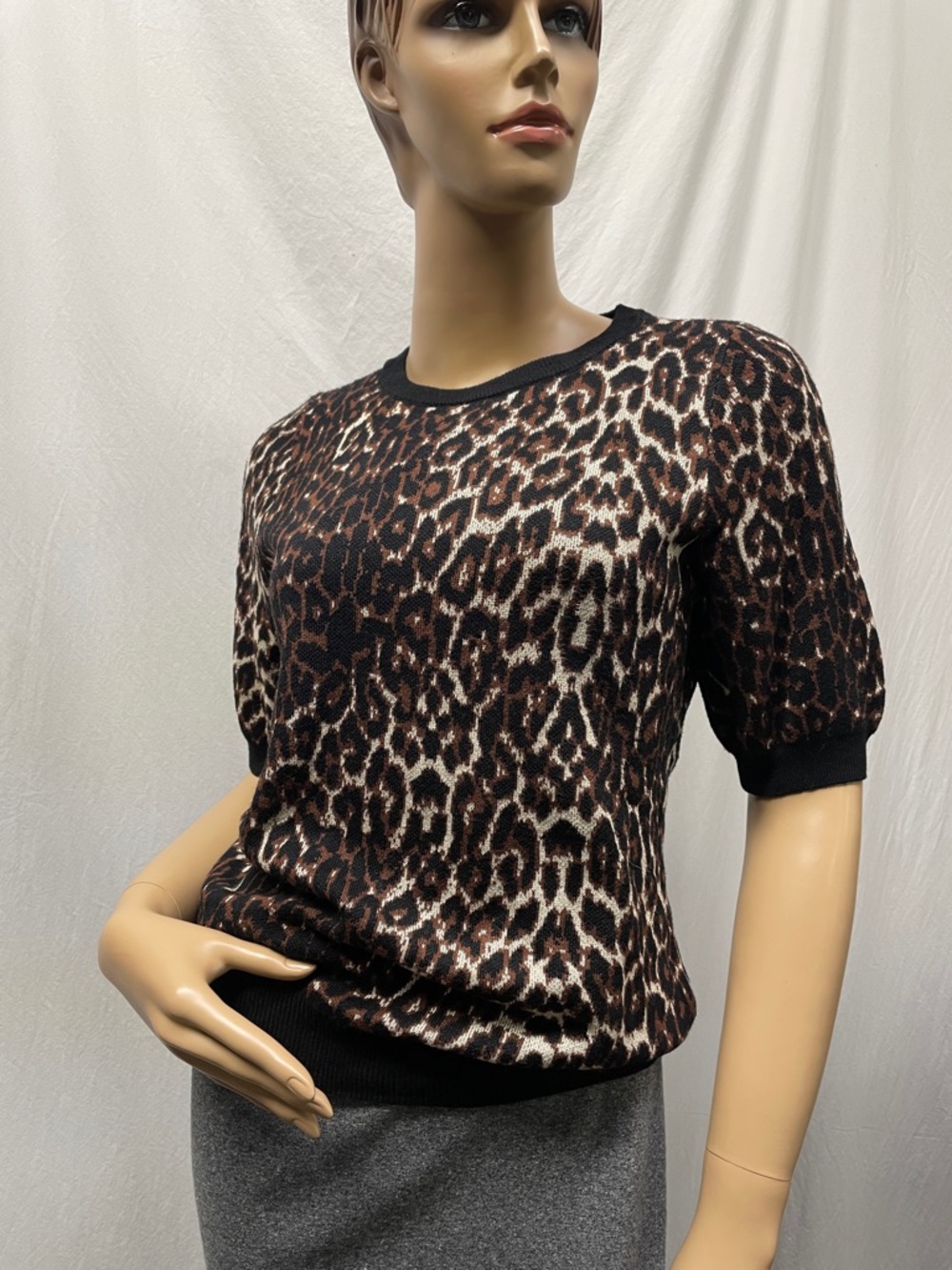 Carolyn Taylor Women's Leopard Print Short Sleeve Sweater Top
